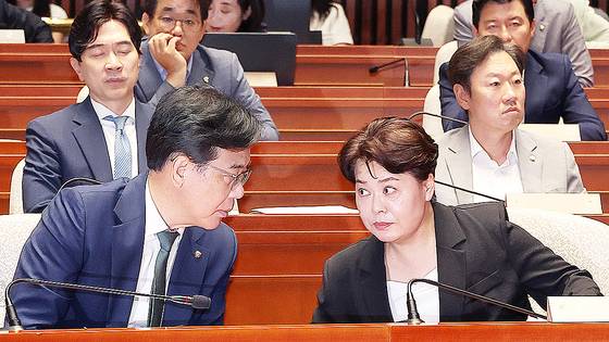국민의힘 송언석 비상대책위원장 겸 원내대표(왼쪽)와 윤희숙 신임 혁신위원장이 9일 서울 여의도 국회에서 열린 의원총회에서 대화하고 있다. 연합뉴스