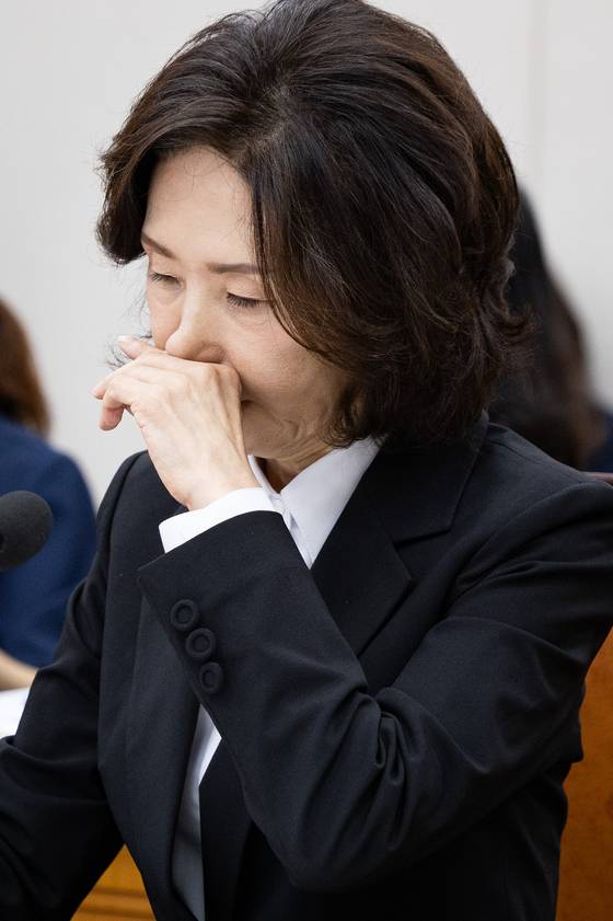 이진숙 사회부총리 겸 교육부 장관 후보자가 16일 오전 서울 여의도 국회 교육위원회에서 열린 인사청문회에 출석해 얼굴을 매만지고 있다. 뉴스1