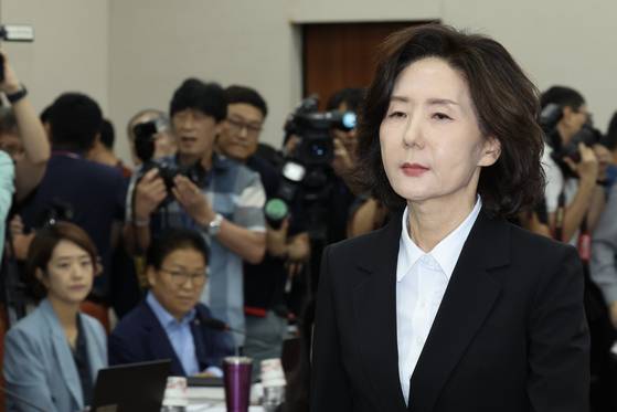 이진숙 사회부총리 겸 교육부 장관 후보자가 16일 서울 여의도 국회 교육위원회에서 열린 인사청문회에 참석해 위원장에게 선서문을 전달하고 이동하고 있다. 전민규 기자