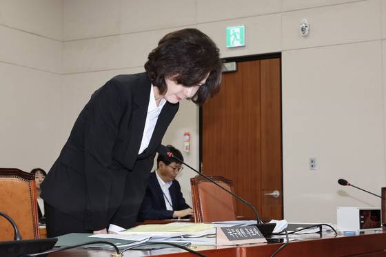 이진숙 사회부총리 겸 교육부 장관 후보자가 16일 서울 여의도 국회 교육위원회에서 열린 인사청문회에서 자녀 조기 유학 등 논란과 관련해 고개숙여 사과하고 있다. 전민규 기자