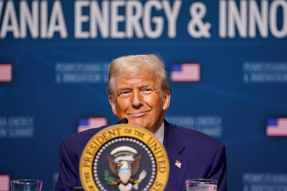 도널드 트럼프 미국 대통령이 15일(현지시간) 펜실베이니아주 피츠버그 카네기멜런대에서 열린 ‘펜실베이니아 에너지ㆍ혁신 서밋’에 참석해 발언하고 있다. 로이터=연합뉴스