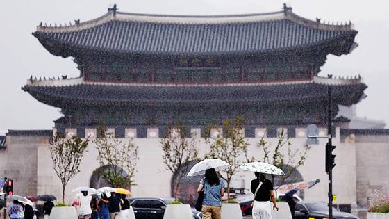 비가 내린 16일 서울 종로구 광화문광장에서 시민들이 이동하고 있다. 연합뉴스