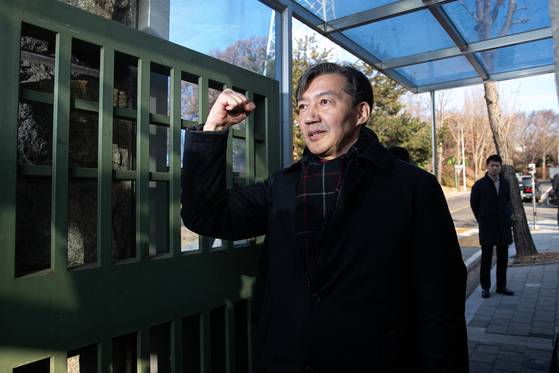 자녀 입시 비리와 청와대 감찰 무마 혐의로 대법원으로부터 징역 2년 실형을 확정 받은 조국 전 조국혁신당 대표가 지난 2024년 12월 16일 오전 경기도 의왕시 서울 구치소로 수감되기 전 지지자들에게 주먹을 쥐어보이며 인사하고 있다. 사문서위조 및 행사, 업무방해, 청탁금지법 위반 등 혐의로 재판에 넘겨진 조 전 대표는 지난 14일 대법원으로부터 징역 2년과 600만원의 추징 명령을 선고한 원심판결을 확정 받았다. 조 전 대표의 만기 출소 예정일은 오는 2026년 12월 15일이다. 뉴스1