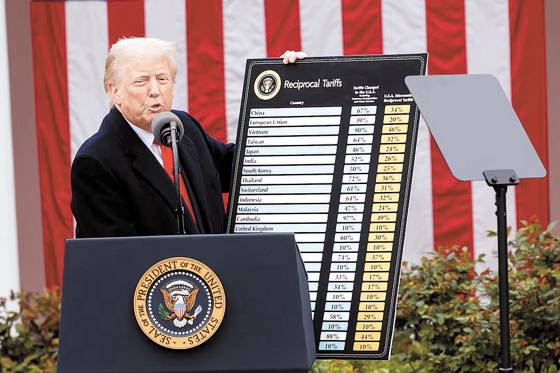 지난 4월 2일(현지시간) 미국 워싱턴 D.C.에 위치한 백악관 로즈가든에서 도널드 트럼프 미국 대통령이 국가별 상호관세율을 발표하고 있다. 로이터=연합뉴스