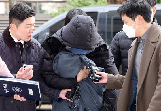 배우 고(故) 이선균에게 협박해 수천만 원을 받은 여성 A씨가 지난 2023년 12월 28일 오후 인천 미추홀구 인천지방법원에서 열린 구속 전 피의자 심문(영장실질심사)에 출석하고 있다. 뉴스1