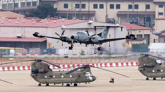 지난 5월 경기 평택시 팽성읍 주한 미군기지 캠프 험프리스에 정찰기 RC-12X 가드레일이 이륙하고 있는 모습. 뉴스1