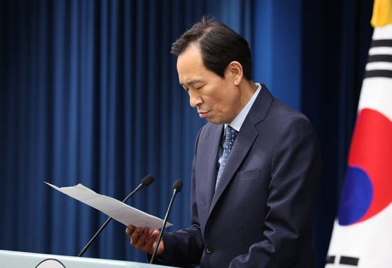 우상호 대통령실 정무수석이 7일 서울 용산 대통령실 브리핑룸에서 브리핑을 하고 있다. 대통령실사진기자단