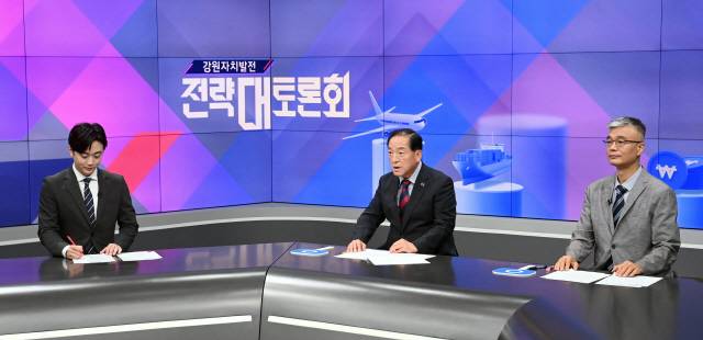 ▲ 강원도민일보와 G1방송이 공동 주관한 강원자치발전 전략 대토론회가 지난 14일 G1방송 스튜디오에서 이병선 시장과 추용욱 박사가 참석한 가운데 열렸다.  방도겸 기자