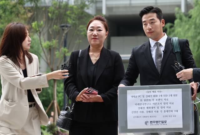 ▲ ‘명태균 의혹’ 최초 제보자인 강혜경씨가 16일 김건희 특검의 참고인 조사를 위해 서울 종로구 KT광화문빌딩 웨스트에 마련된 특검 사무실에 출석하며 취재진 질문에 답하고 있다.  연합뉴스