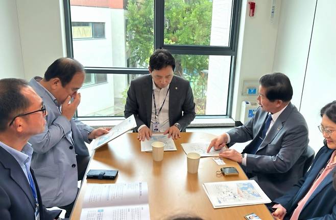 ▲ 공영민 전남 고흥군수가 국정기획위원회를 방문해 우주선철도 건설 등 지역 주요 현안의 국정과제 반영을 요청했다. [전남 고흥군]