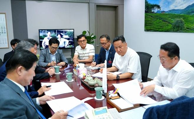 ▲ 공영민 전남 고흥군수가 국회를 방문해 우주선철도 건설 등 지역 주요 현안의 국정과제 반영을 요청했다. [전남 고흥군]