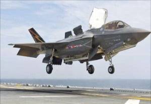 수직이착륙이 가능한 첨단 F-35B 전투기.