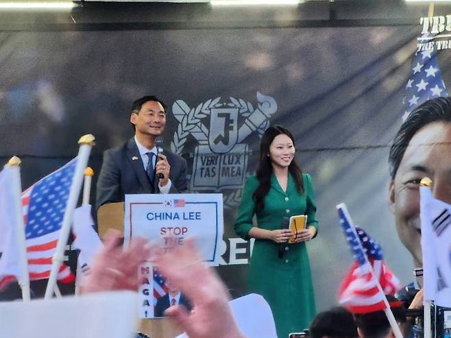 부정선거 음모론으로 논란을 빚어온 모스 탄(한국명 단현명) 전 미국 국제형사사법대사(리버티대 교수)가 15일 서울대 정문 앞에서 간담회를 열고 윤석열 전 대통령의 비상계엄 선포를 옹호하고 있다. / 사진=연합뉴스