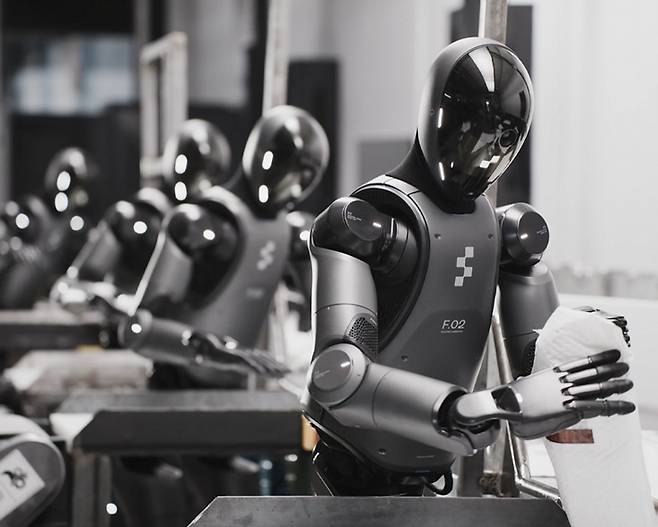 미국 휴머노이드 로봇 스타트업 '피규어 AI'가 공개한 자사 로봇들이 공장에서 일하는 모습./사진=피규어 AI