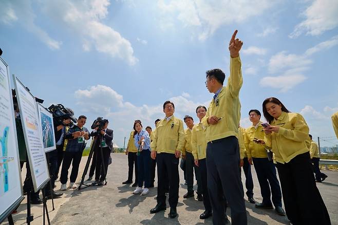 이재명 대통령이 14일 충북 청주시 흥덕구 오송읍 궁평2지하차도를 방문해 안전시설 현황 점검을 하고 있다. [대통령실 제공]