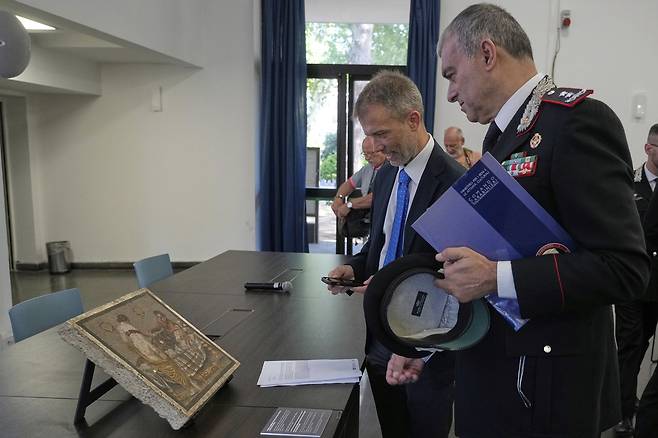 15일(현지시간) 이탈리아 폼페이 고고학공원에서 고대 로마 시대 모자이크 반환식이 열린 가운데 가브리엘 추흐트리겔 소장(왼쪽)과 로마 카라비니에리 문화유산 보호 부대(TPC)의 프란체스코 가르가로 사령관이 작품을 감상하고 있다. AP연합뉴스