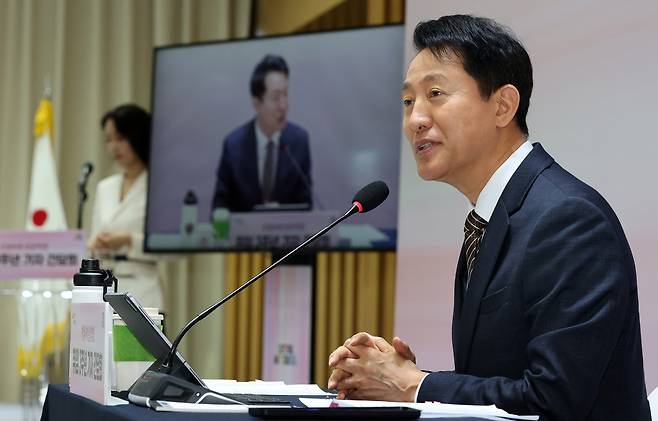 오세훈 서울시장이 16일 서울 중구 서울시청에서 열린 ‘민선 8기 3주년 기자간담회:가열차게 일상혁명’에서 인사말을 하고 있다.  연합뉴스