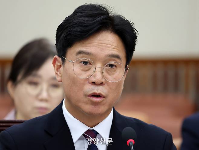 김영훈 고용노동부 장관 후보자가 16일 국회 환경노동위원회에서 열린 인사청문회에서 의원질의에 답하고 있다.  박민규 선임기자