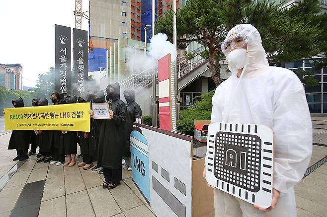 국제 환경단체 그린피스와 경기환경운동연합, 시민소송인단이 16일 산업통상자원부를 상대로 용인 반도체 국가산업단지 내 LNG 발전사업 허가 취소를 요구하는 행정소송을 제기한 뒤 서울행정법원 앞에서 기자회견을 열고 있다. 그린피스 제공