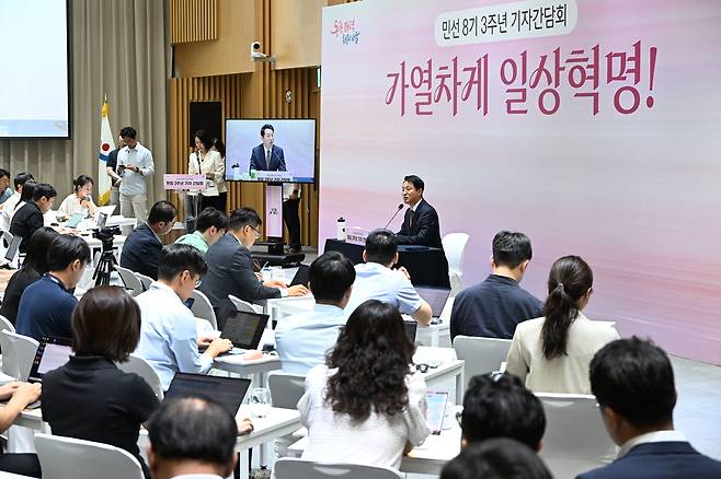 오세훈 서울시장이 16일 서울시청 3층 대회의실에서 가진 민선 8기 기자간담회에서 기자들의 질문에 답하고 있다. 서울시 제공