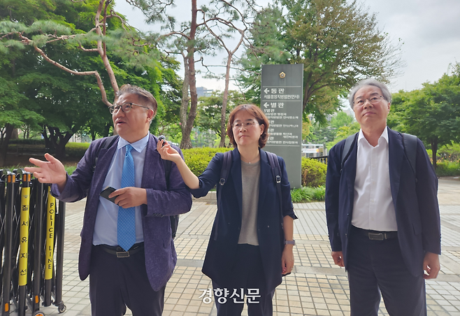 ‘10·26 사건’으로 사형당한 김재규 전 중앙정보부장의 형사재판 재심 첫 공판기일이 열린 16일 서울 서초구 법원종합청사 앞에서 김 전 부장의 변호를 맡은 변호사들이 사건 경과를 설명하고 있다. 왼쪽부터 조영선·이상희·이영기 변호사. 김정화 기자