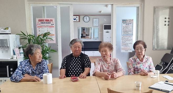 16일 북한과 불과 1.8 ㎞ 떨어진 강화 송해면 당산리 마을회관에서 노인들이 그동안 굉음 때문에 고생했다는 얘기를 하고 있다. 박준철기자