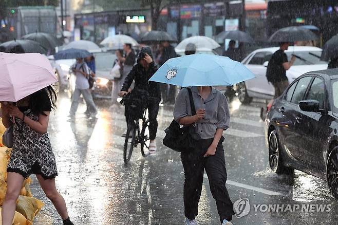 비가 내리는 16일 서울 강남역 거리에서 우산을 쓴 시민들이 퇴근길을 재촉하고 있다. 연합뉴스