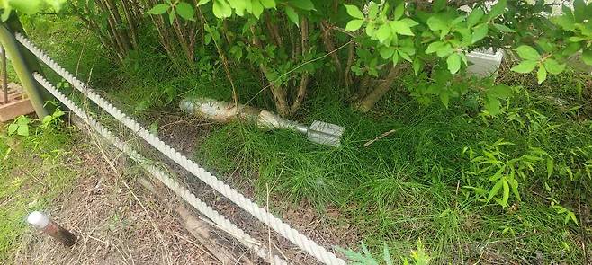 강원 강릉시 입암동 주택 내 화단에 16일 발견된 박격포 불발탄. 연합뉴스