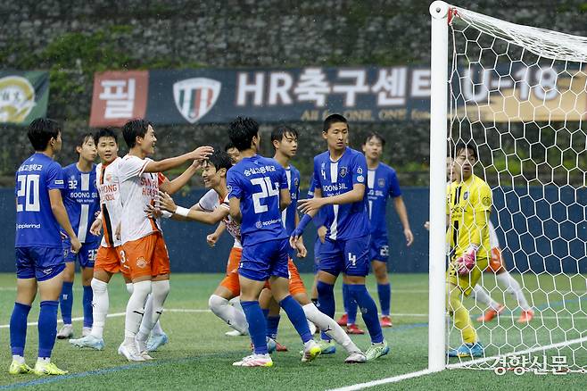 충남 신평고가 16일 충북 제천축구센터에서 열린 2025 대통령금배 고등 U-17, 3조 조별리그 서울 숭실고와의 경기에서 득점 후 환호하고 있다. 제천ㅣ문재원 기자