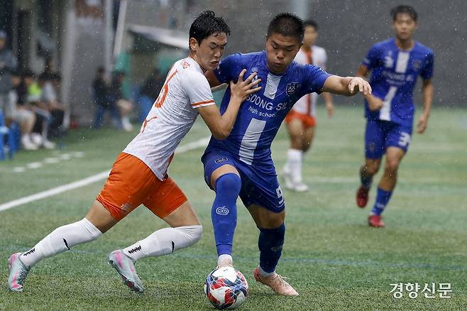 서울 숭실고가 16일 충북 제천축구센터에서 열린 2025 대통령금배 고등 U-17, 3조 조별리그 충남 신평고와의 경기에서 볼경합을 하고 있다. 제천ㅣ문재원 기자