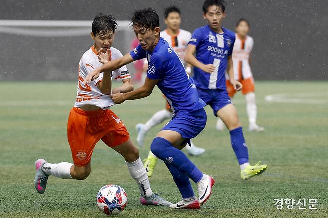 서울 숭실고가 16일 충북 제천축구센터에서 열린 2025 대통령금배 고등 U-17, 3조 조별리그 충남 신평고와의 경기에서 볼경합을 하고 있다. 제천ㅣ문재원 기자