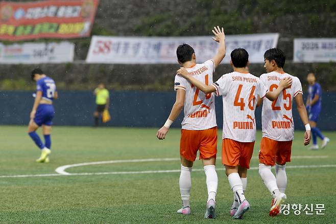 충남 신평고가 16일 충북 제천축구센터에서 열린 2025 대통령금배 고등 U-17, 3조 조별리그 서울 숭실고와의 경기에서 득점 후 환호하고 있다. 제천ㅣ문재원 기자