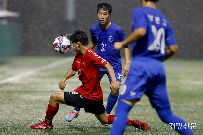 경기FC광명시민U18이 16일 충북 제천축구센터에서 열린 2025 대통령금배 고등 U-17, 3조 조별리그 경기FC광명시민U18과의 경기에서 볼경합을 하고 있다.  제천ㅣ문재원 기자