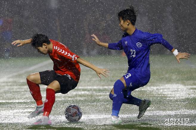 경기FC광명시민U18이 16일 충북 제천축구센터에서 열린 2025 대통령금배 고등 U-17, 3조 조별리그 경기FC광명시민U18과의 경기에서 돌파하고 있다. 제천ㅣ문재원 기자