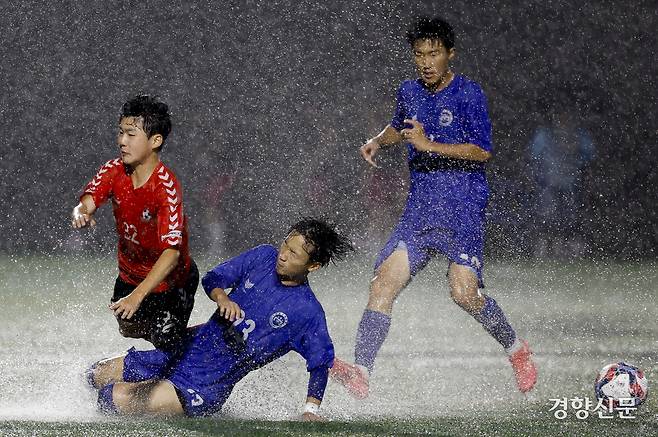경기FC광명시민U18이 16일 충북 제천축구센터에서 열린 2025 대통령금배 고등 U-17, 3조 조별리그 경기FC광명시민U18과의 경기에서 돌파하고 있다. 제천ㅣ문재원 기자