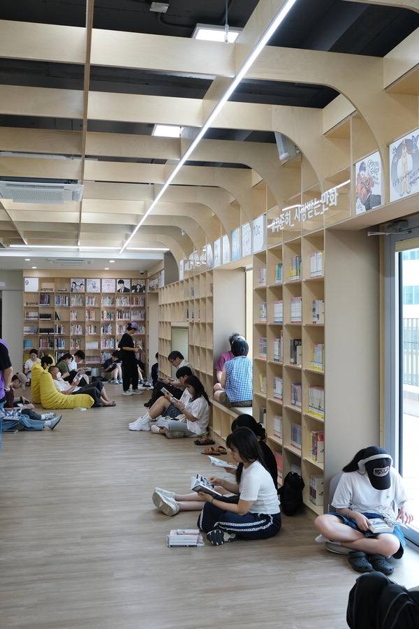 지난 8일 부산 연제만화도서관(연제구 연산동)을 방문한 시민이 도서관 2층 ‘만화의 숲’에서 책을 보고 있다.