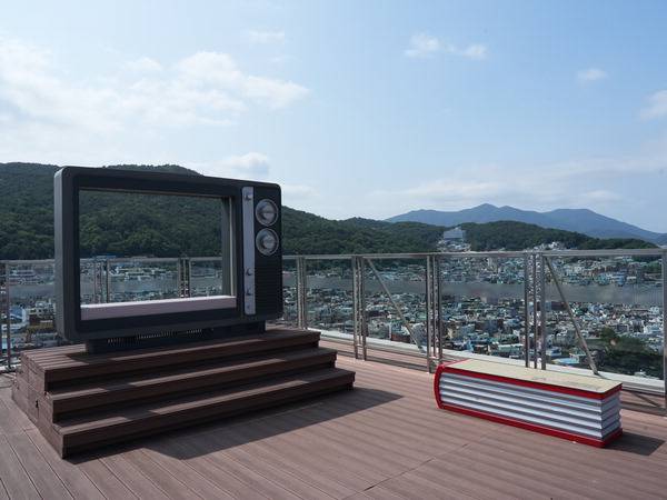 동구도서관(동구 범일동) 4층 ‘책마루 전망대’의 전경. 이곳에서는 산복도로와 부산항의 풍경을 한눈에 볼 수 있다.