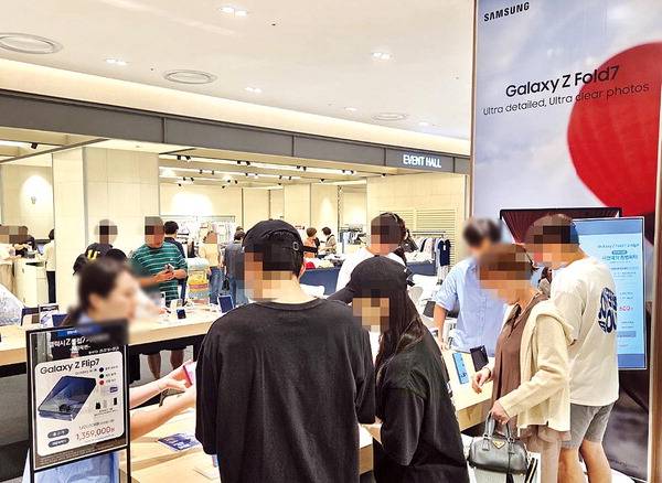 16일 부산진구 롯데백화점 부산본점 지하 1층 삼성전자 팝업스토어에서 방문객들이 오는 25일 출시 예정인 갤럭시Z 폴드7·플립7 전시품을 살펴보고 있다.