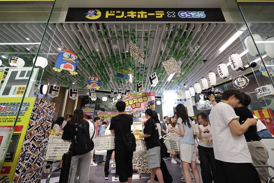 Visitors line up to purchase products at a pop-up store by Japan’s largest variety retailer, Don Quijote, at The Hyundai Seoul in Yeouido, western Seoul, on July 8. [YONHAP]