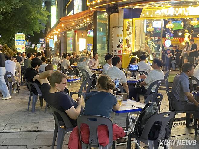 15일 서울 청계천 인근 술집에서 외국인 관광객이 맥주를 마시고 있다. 심하연 기자