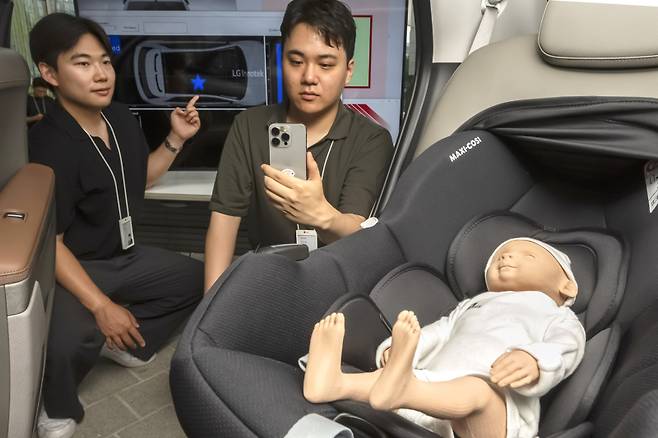 LG이노텍 직원이 차세대 디지털키 솔루션의 ‘아동 감지(CPD, Child-Presence-Detection)’ 기능을 시연하고 있다. LG이노텍 제공&nbsp;