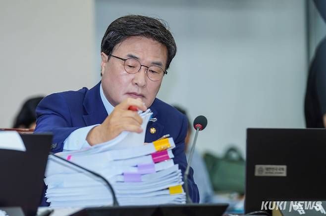 김대식 국민의힘 의원이 16일 서울 여의도 국회에서 열린 이진숙 사회부총리 겸 교육부 장관 후보자 인사청문회에서 자료를 살펴보고 있다.