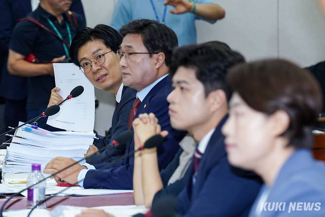 조정훈 국민의힘 간사가 16일 서울 여의도 국회에서 열린 이진숙 사회부총리 겸 교육부 장관 후보자 인사청문회에서 국민의힘 교육위 의원들이 작성한 고발장을 들어보이고 있다.