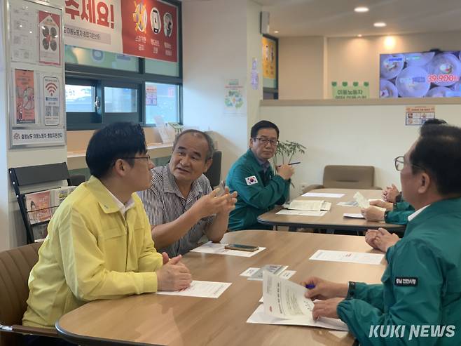 충남도는 지난 14일 행정안전부, 천안시와 합동으로 폭염 대응 이동노동자 쉼터 운영 현황을 파악하고자 현장 점검을 실시했다.&nbsp;