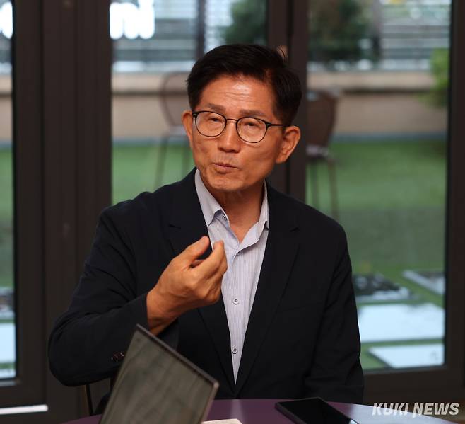 김문수 전 고용노동부 장관이 16일 대구 수성구의 한 카페에서 열린 대구경북인터넷기자협회와의 간담회을 갖고 있다. 최태욱 기자&nbsp;&nbsp;