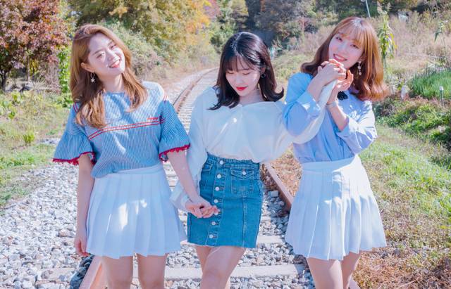 여성 3인조 CCM 그룹 프라이드밴드가 기찻길 위에서 손을 맞잡고 있다. 왼쪽부터 리더이자 베이시스트 소현, 드러머 유빈, 기타리스트 여은. DSM엔터테인먼트 제공