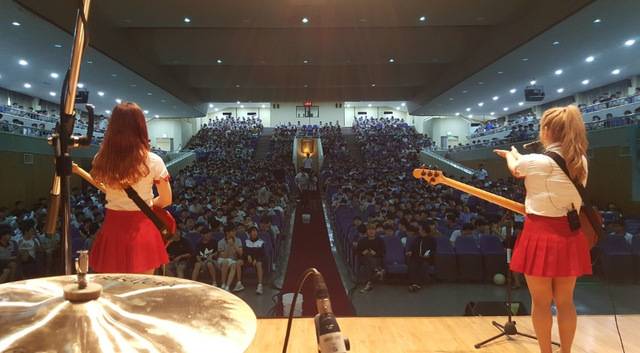 채플시간 강당에서 학생들과 함께 찬양하는 모습. DSM엔터테인먼트 제공