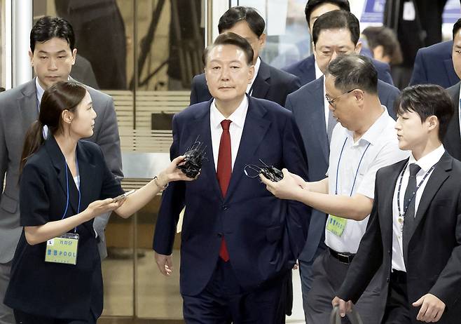 윤석열 전 대통령이 지난 9일 서울 서초구 서울중앙지법에서 열린 직권남용 등 혐의 구속 전 피의자 심문을 마친 뒤 대기 장소인 서울구치소로 이동하기 위해 법원을 나서고 있다. 사진공동취재단