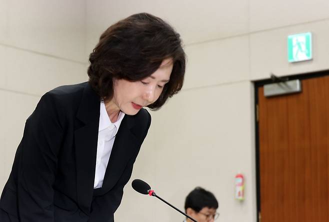 이진숙 사회부총리 겸 교육부 장관 후보자가 16일 서울 여의도 국회 교육위원회에서 열린 인사청문회에서 자녀 조기 유학 등 논란과 관련해 고개숙여 사과하고 있다. 연합뉴스