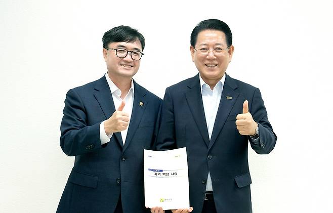 김영록 전라남도지사(오른쪽)가 16일 서울지방조달청에서 임기근 기획재정부 2차관과 면담을 갖고 전남도 핵심 사업 해결을 위한 건의 및 협조를 요청하고 있다. 전남도 제공